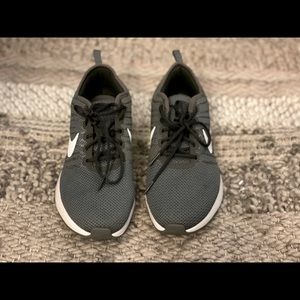 Kids Nike Roche 6Y (can fit Women’s size 7 or 8)